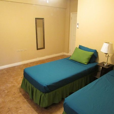 Centrally Located Guest Apartments Kingston Extérieur photo