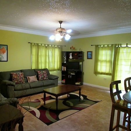 Centrally Located Guest Apartments Kingston Extérieur photo
