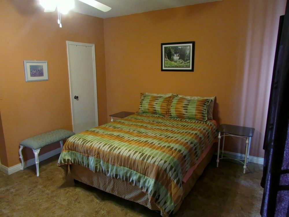 Centrally Located Guest Apartments Kingston Extérieur photo