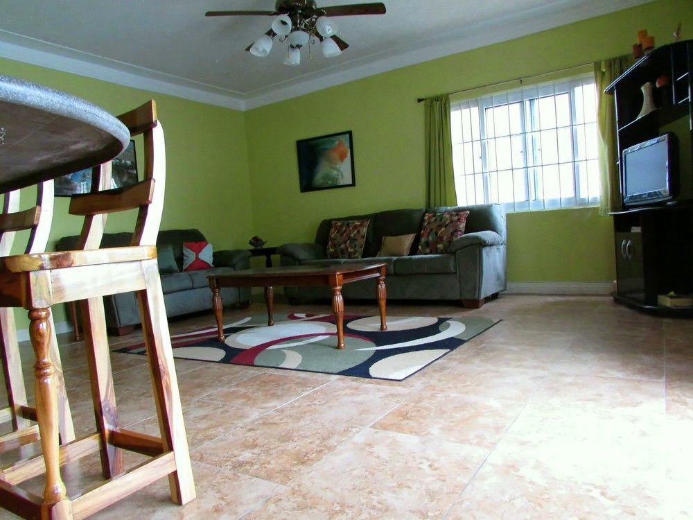 Centrally Located Guest Apartments Kingston Extérieur photo