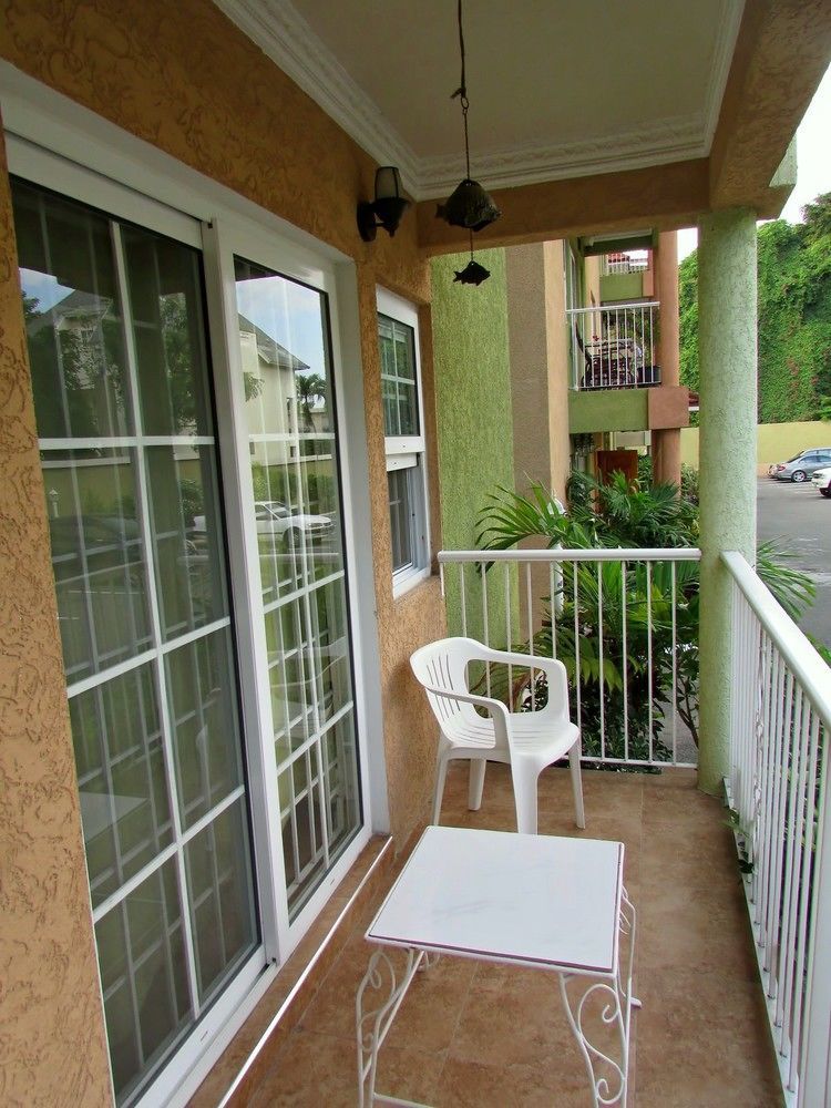 Centrally Located Guest Apartments Kingston Extérieur photo