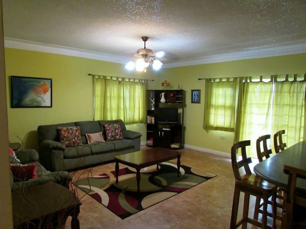 Centrally Located Guest Apartments Kingston Extérieur photo