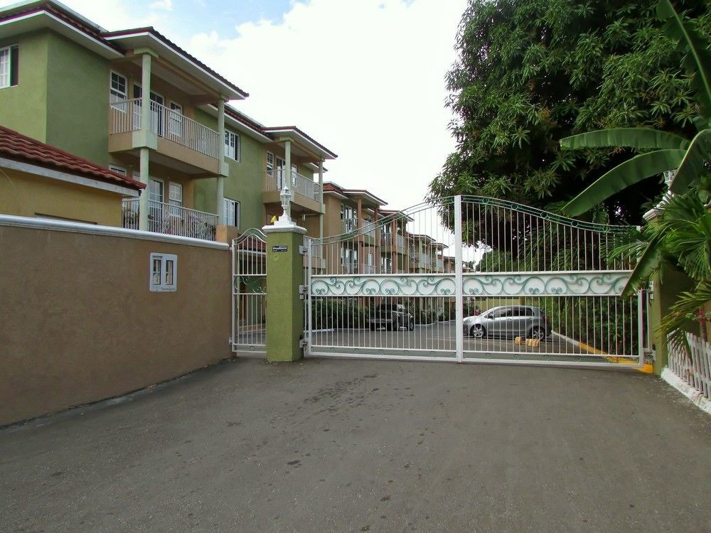 Centrally Located Guest Apartments Kingston Extérieur photo