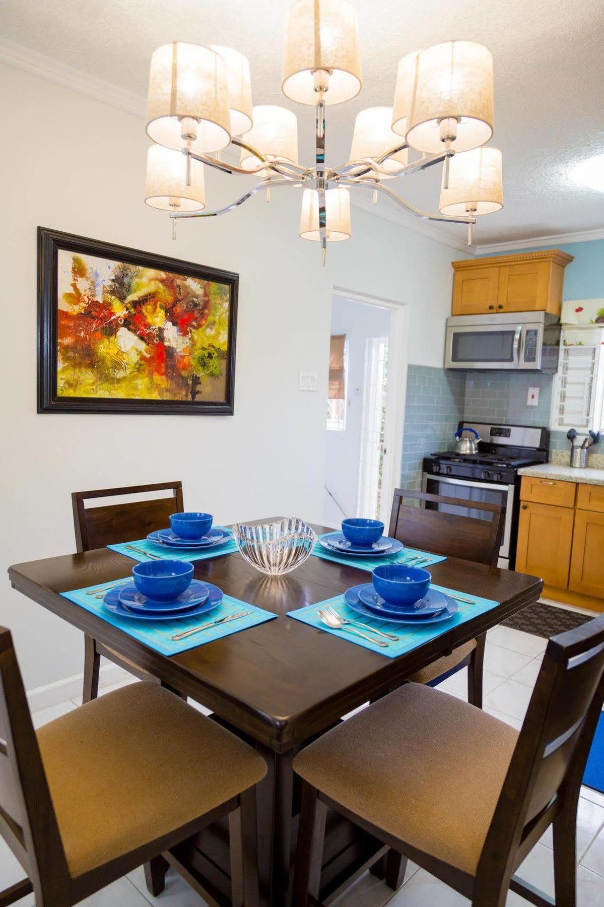 Centrally Located Guest Apartments Kingston Extérieur photo