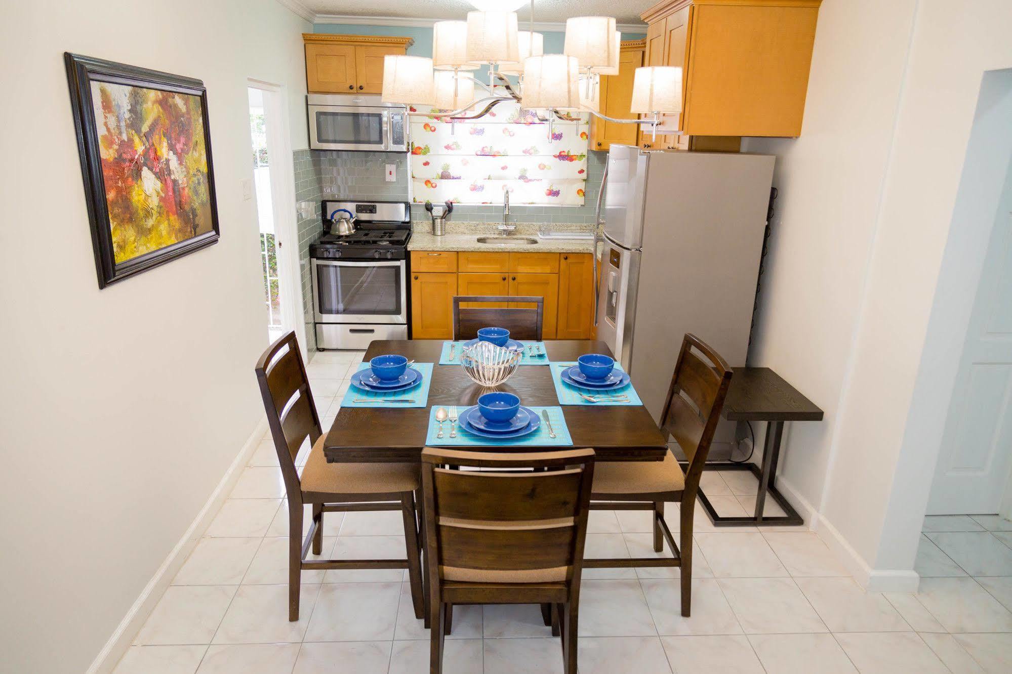 Centrally Located Guest Apartments Kingston Extérieur photo