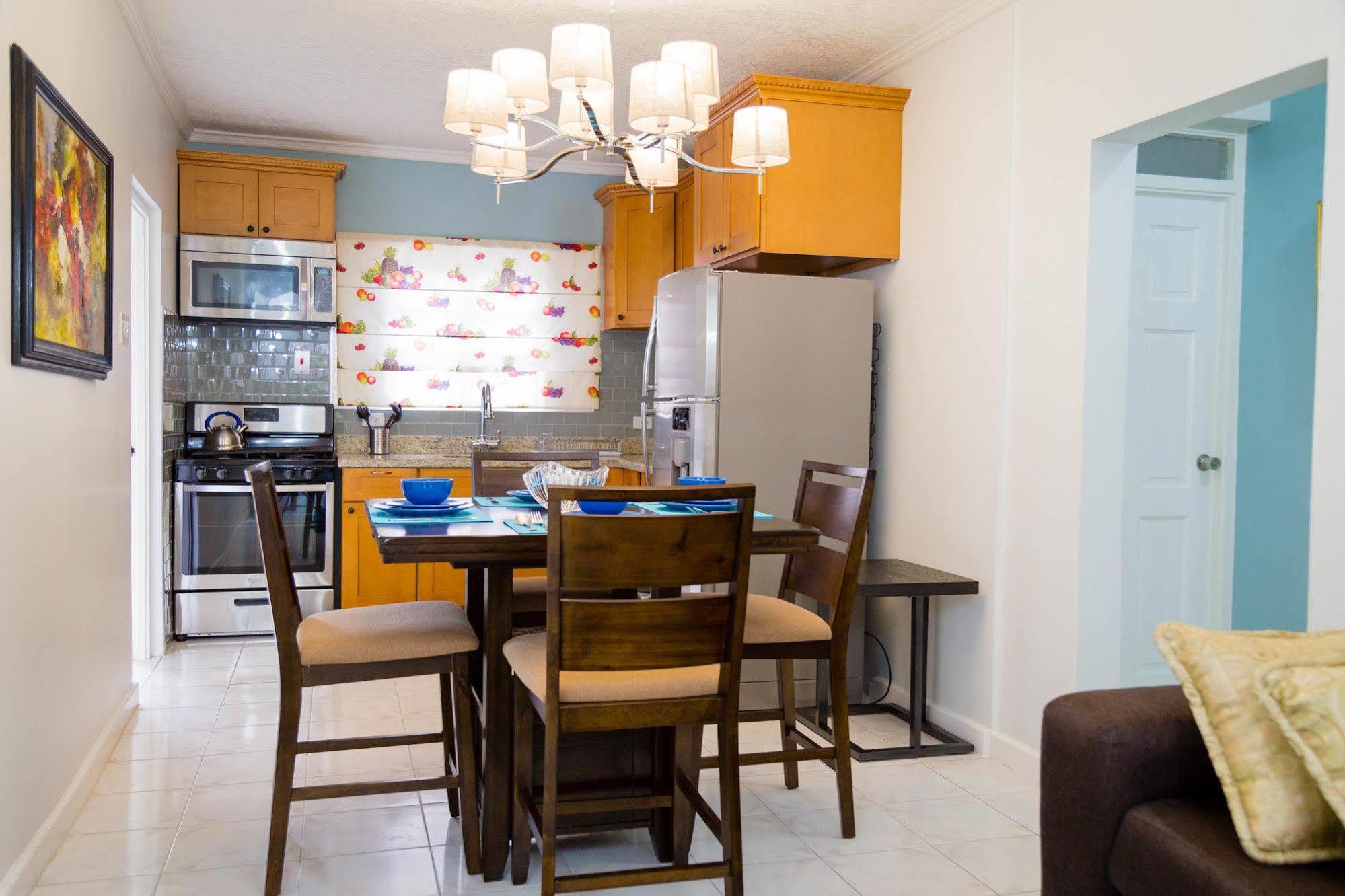 Centrally Located Guest Apartments Kingston Extérieur photo