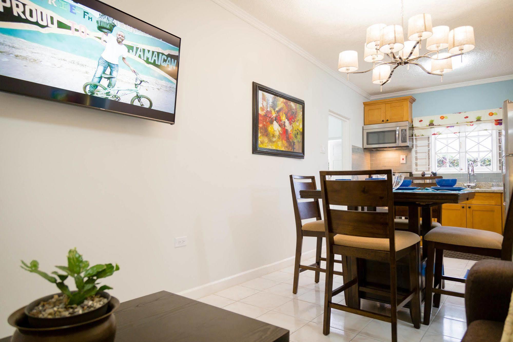 Centrally Located Guest Apartments Kingston Extérieur photo