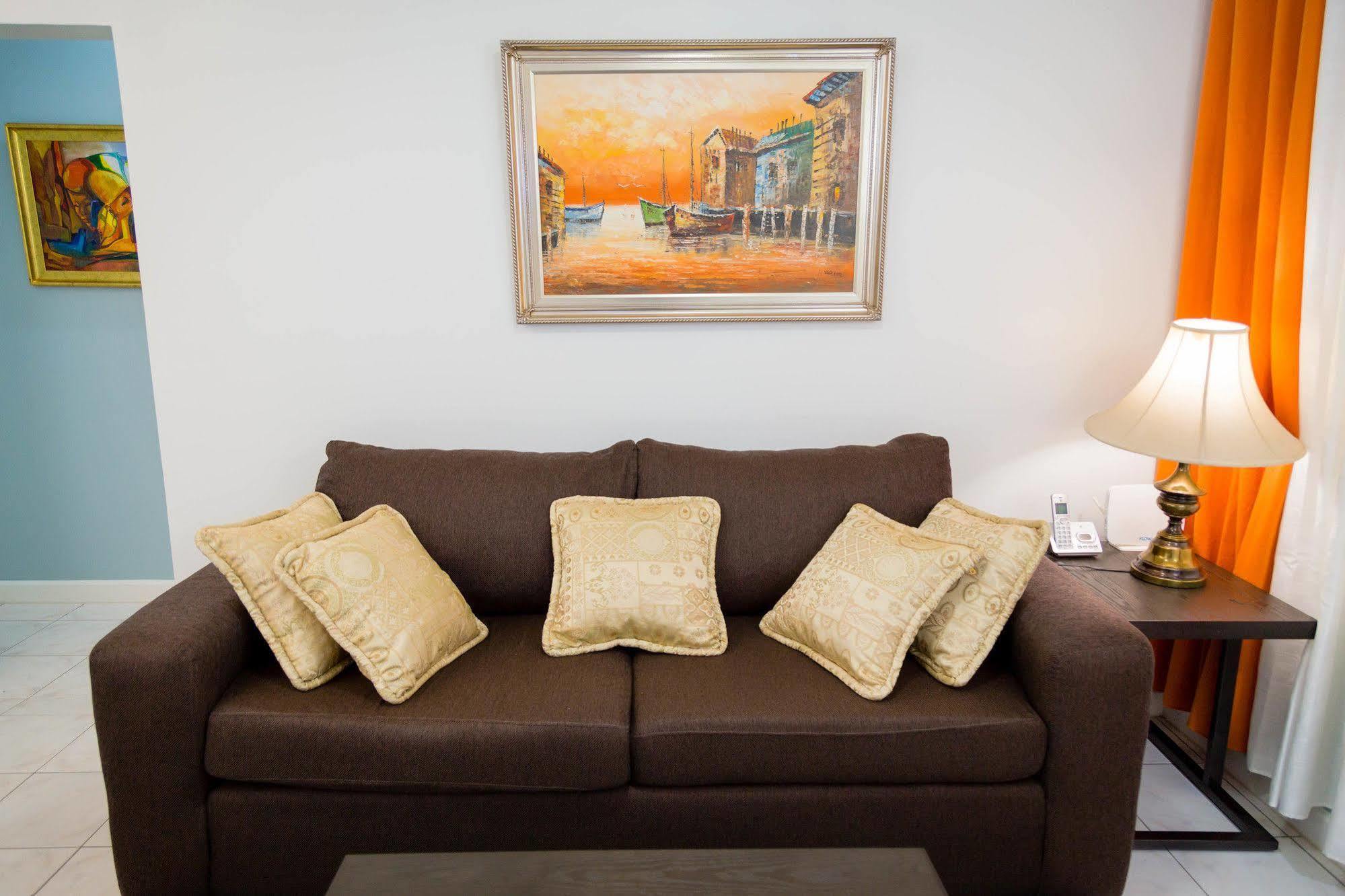 Centrally Located Guest Apartments Kingston Extérieur photo