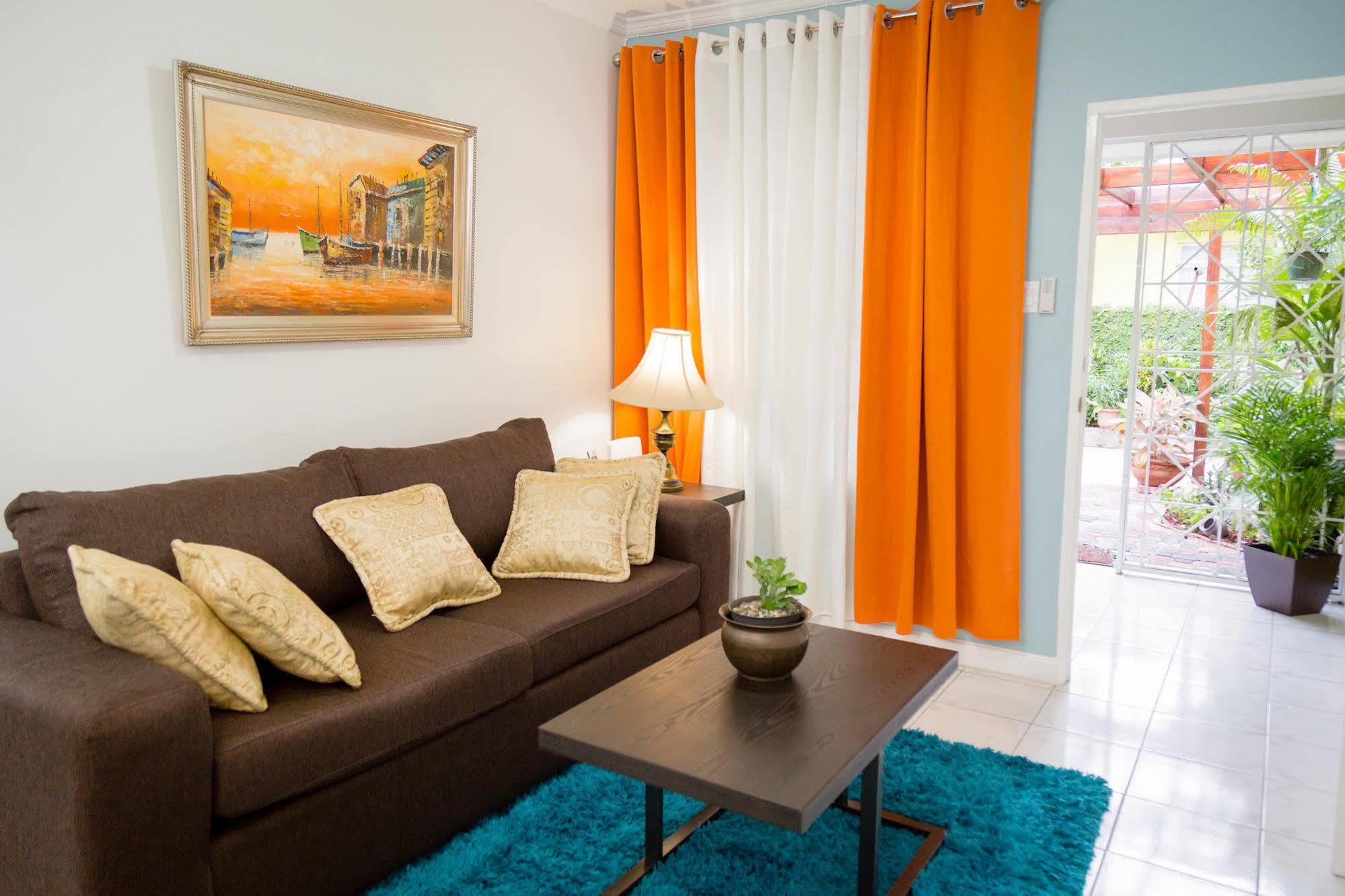 Centrally Located Guest Apartments Kingston Extérieur photo