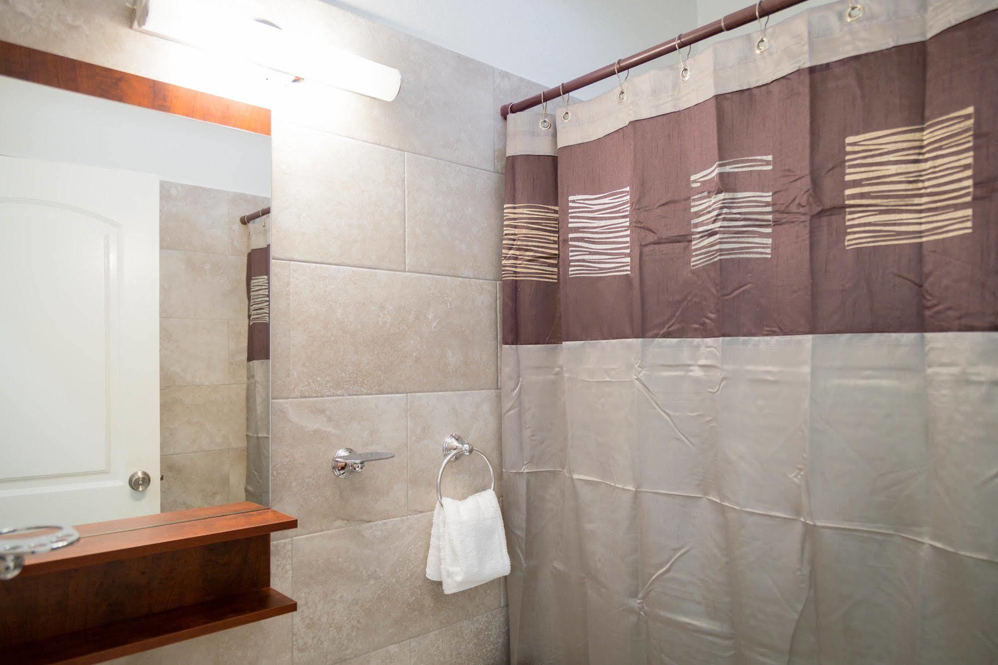 Centrally Located Guest Apartments Kingston Extérieur photo