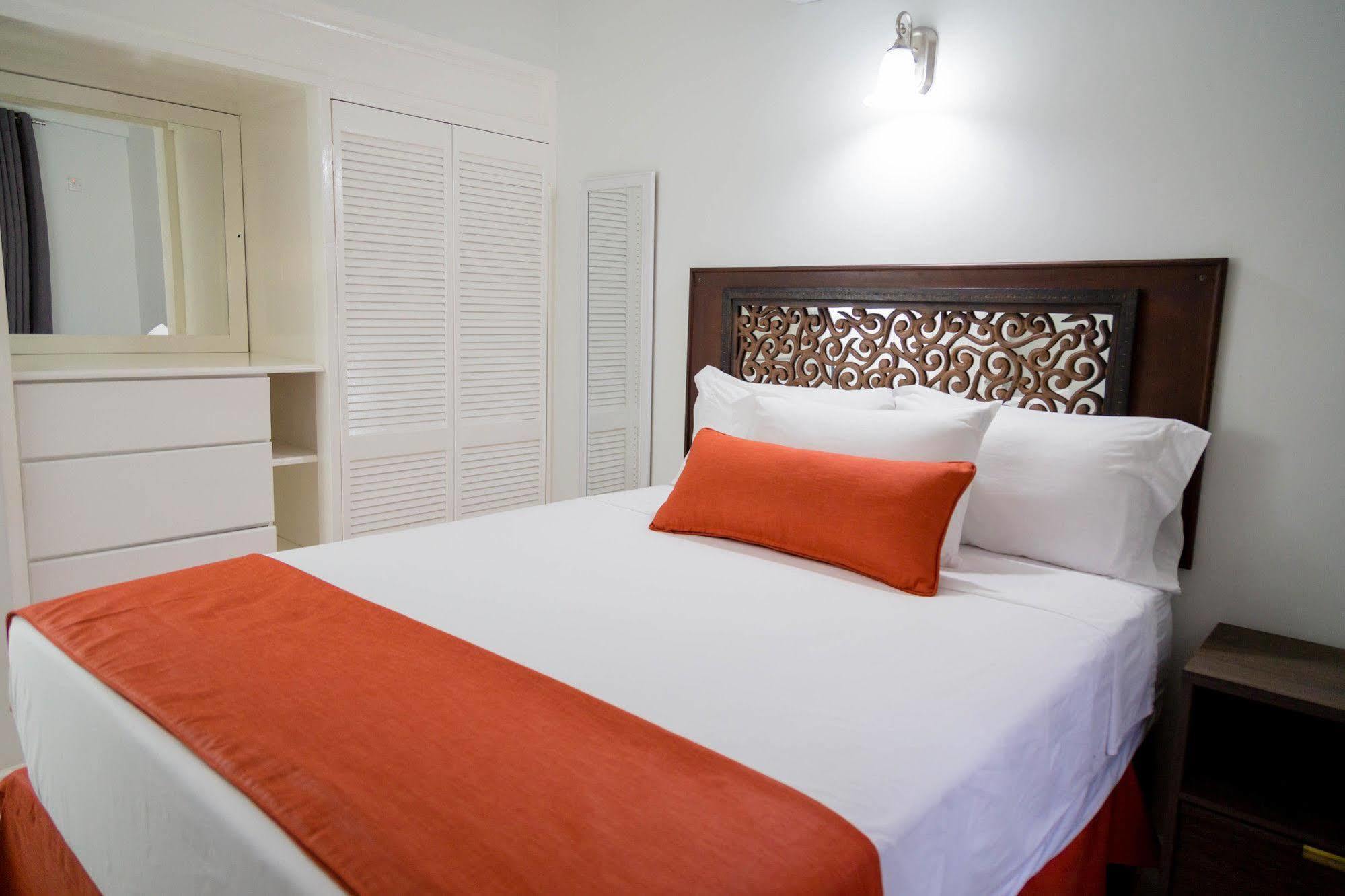 Centrally Located Guest Apartments Kingston Extérieur photo