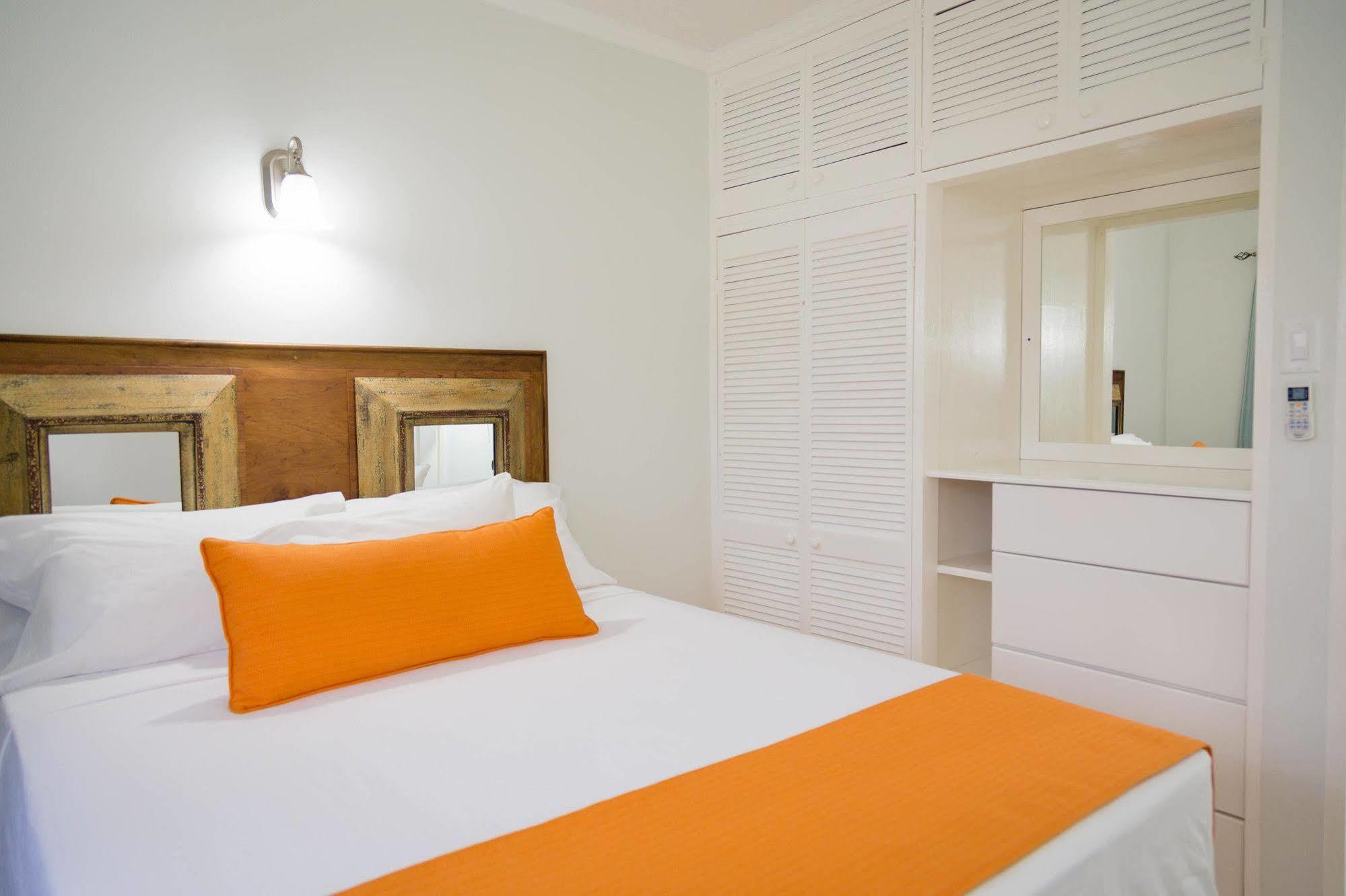 Centrally Located Guest Apartments Kingston Extérieur photo