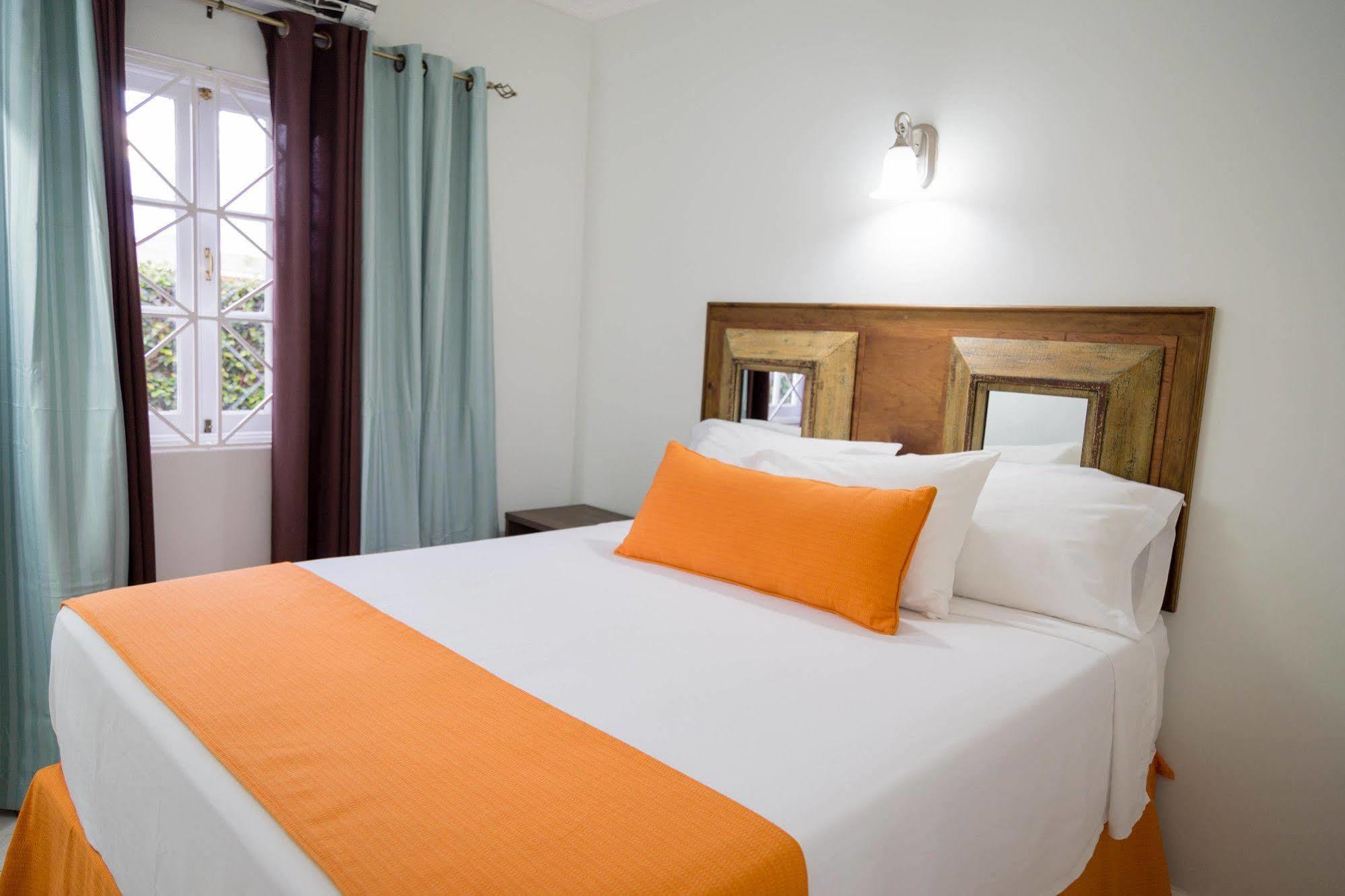 Centrally Located Guest Apartments Kingston Extérieur photo