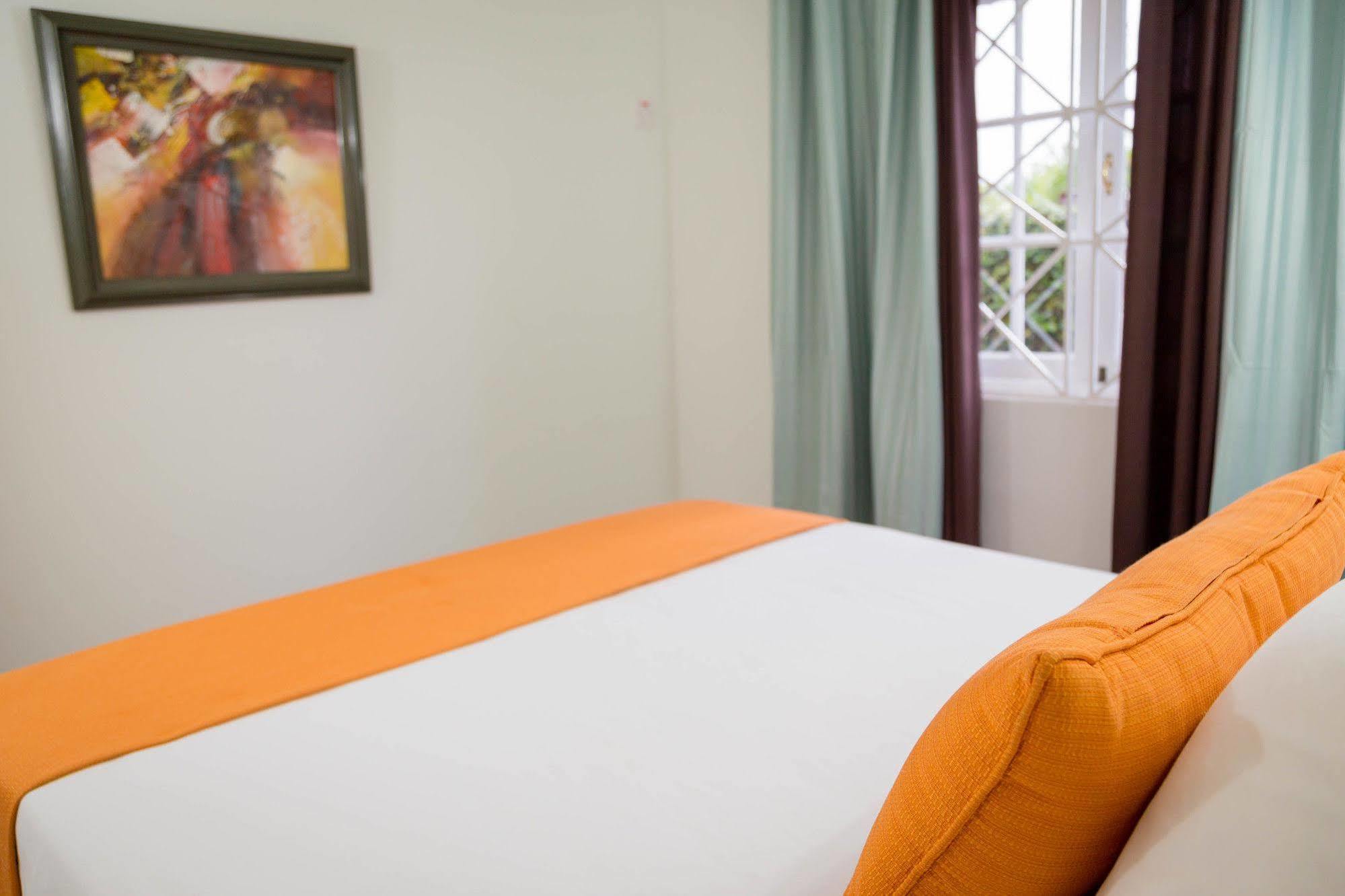 Centrally Located Guest Apartments Kingston Extérieur photo