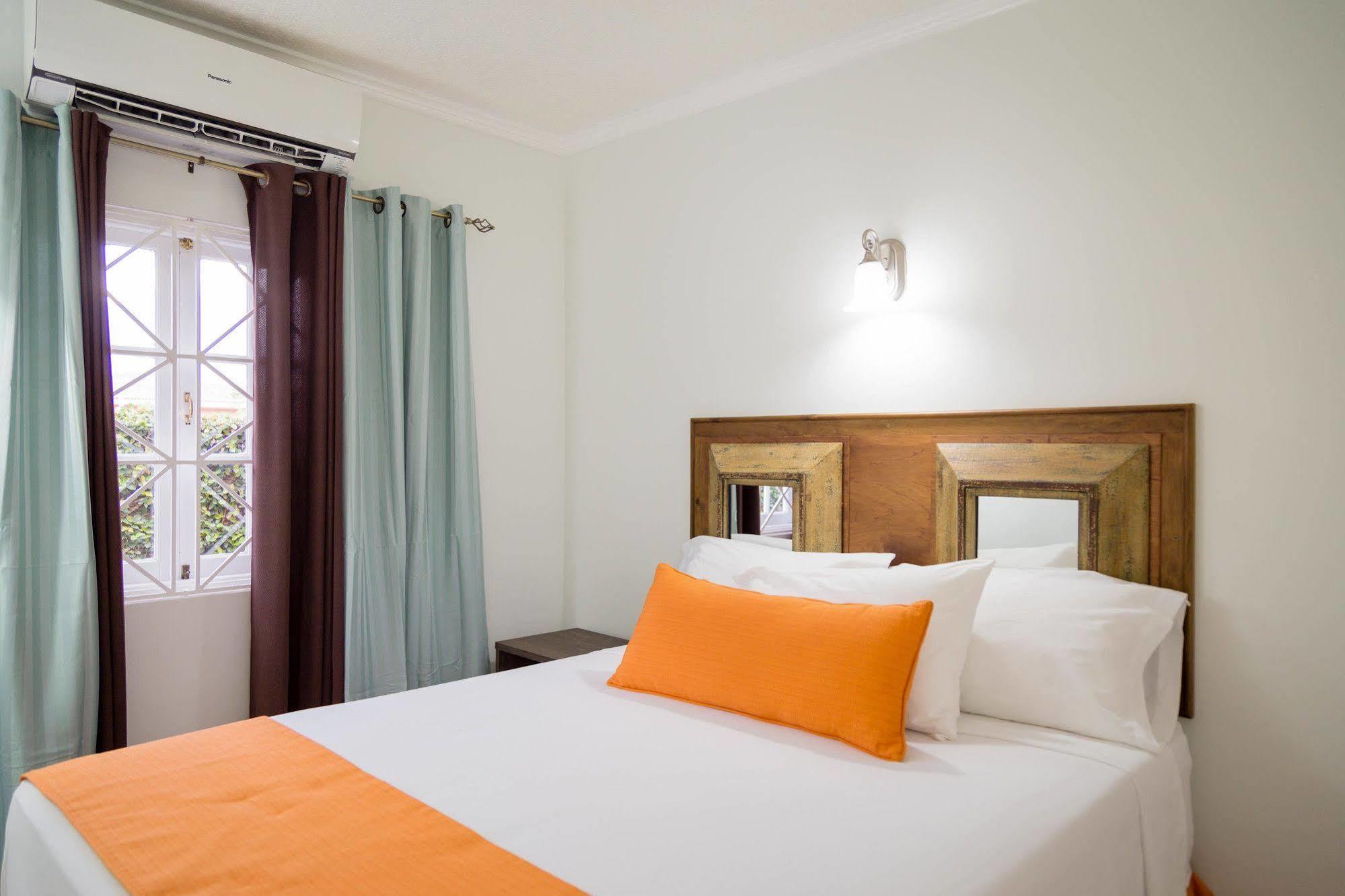 Centrally Located Guest Apartments Kingston Extérieur photo