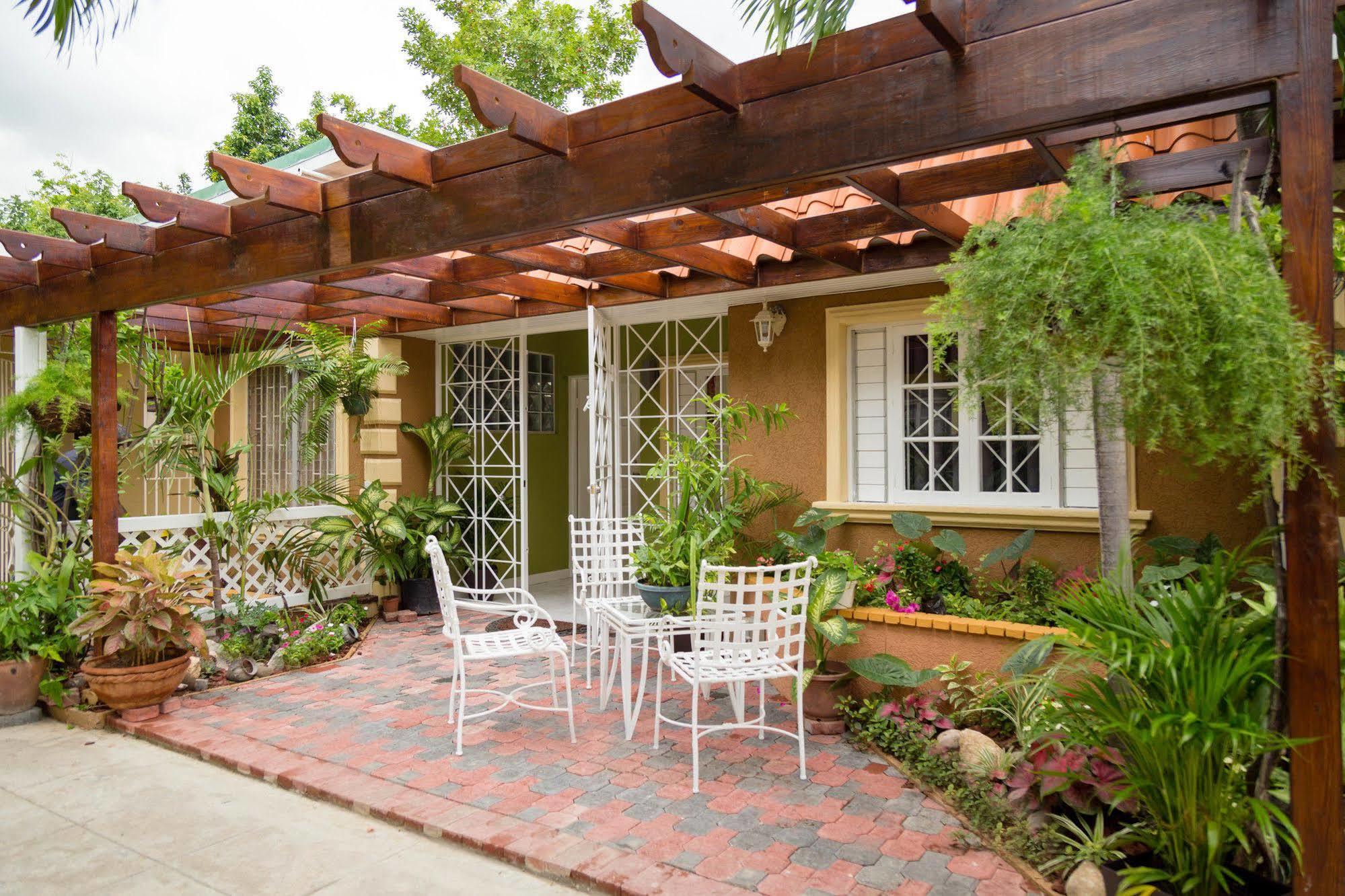 Centrally Located Guest Apartments Kingston Extérieur photo